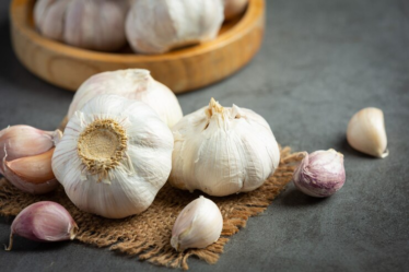 bahaya makan bawang putih mentah